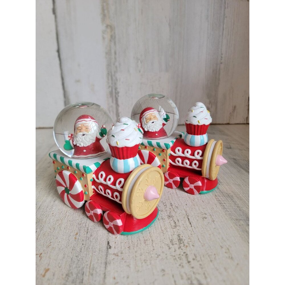 Hallmark Santa Claus train snow globe Xmas decor‎ figure set